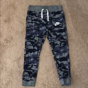 NIKE CAMO SWEATPANTS